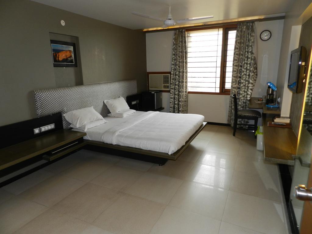 Hotel Rock Regency Toranagallu Стая снимка