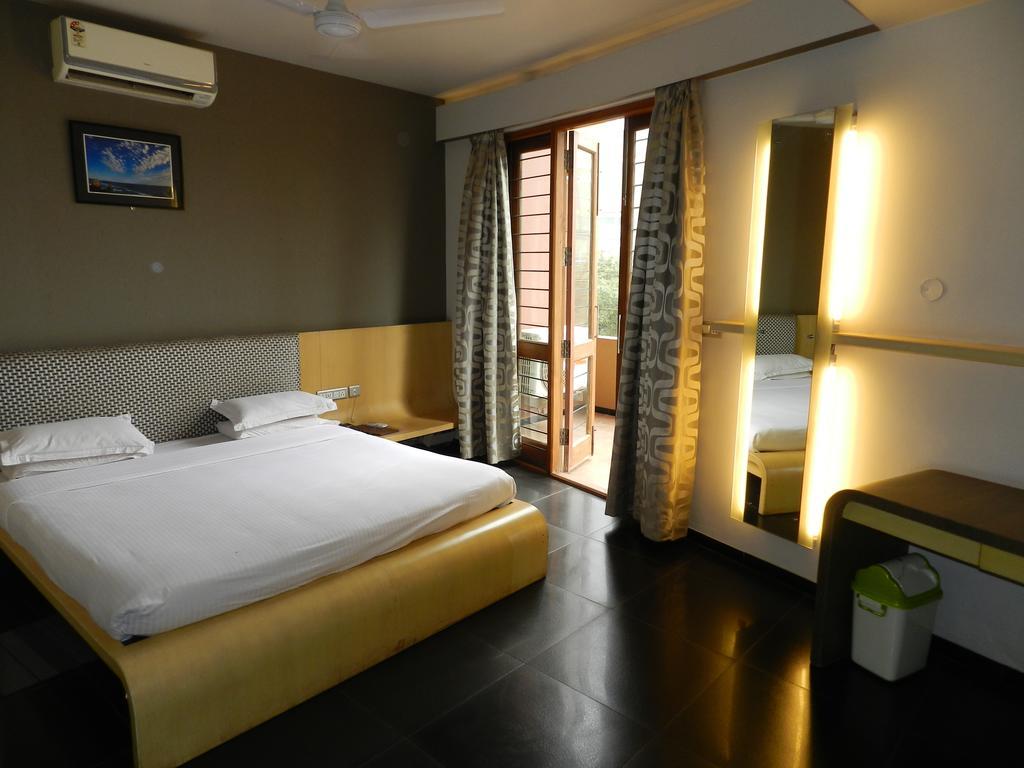 Hotel Rock Regency Toranagallu Стая снимка