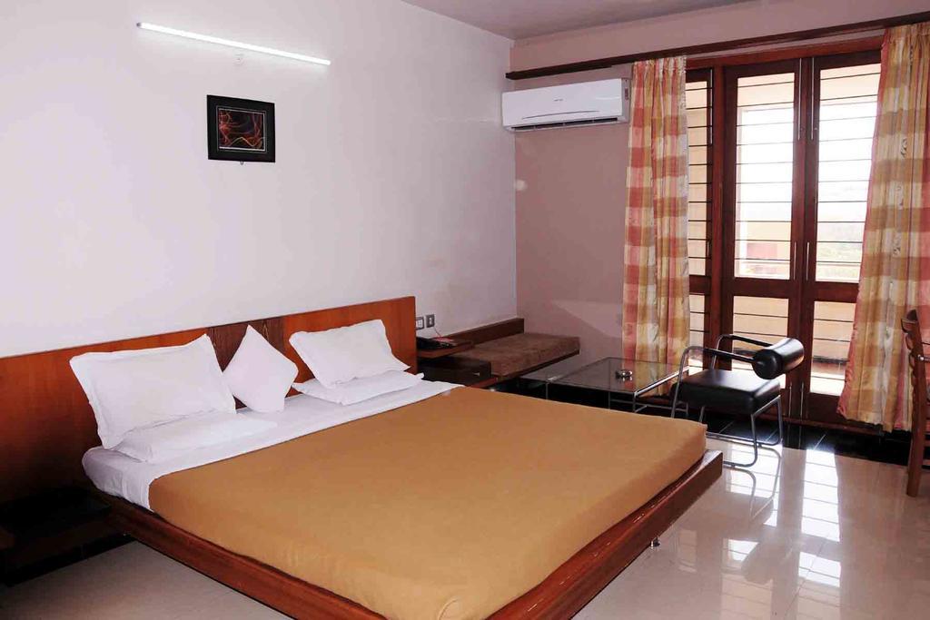 Hotel Rock Regency Toranagallu Екстериор снимка