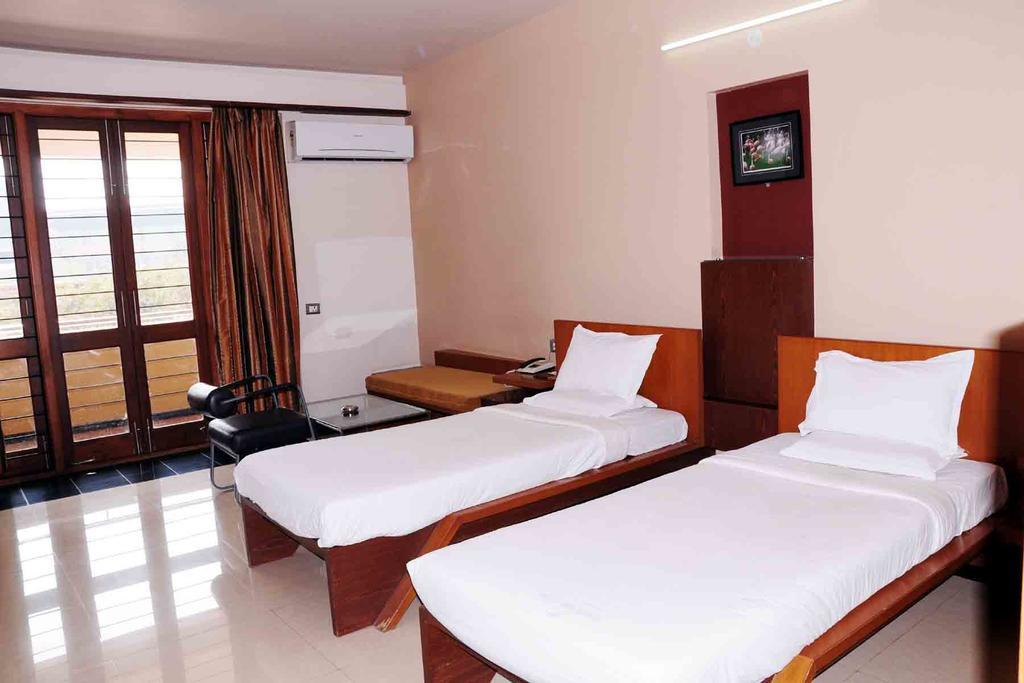 Hotel Rock Regency Toranagallu Екстериор снимка