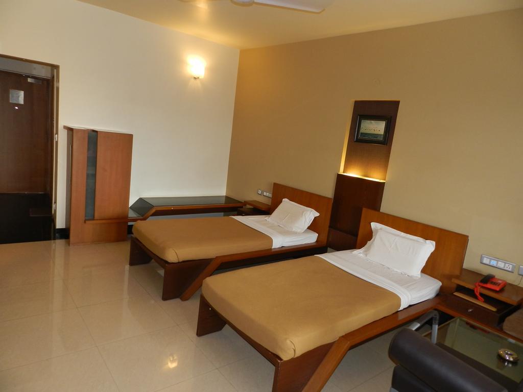 Hotel Rock Regency Toranagallu Екстериор снимка