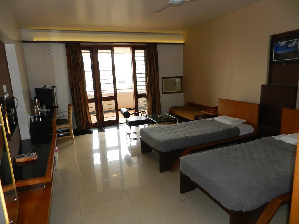 Hotel Rock Regency Toranagallu Екстериор снимка