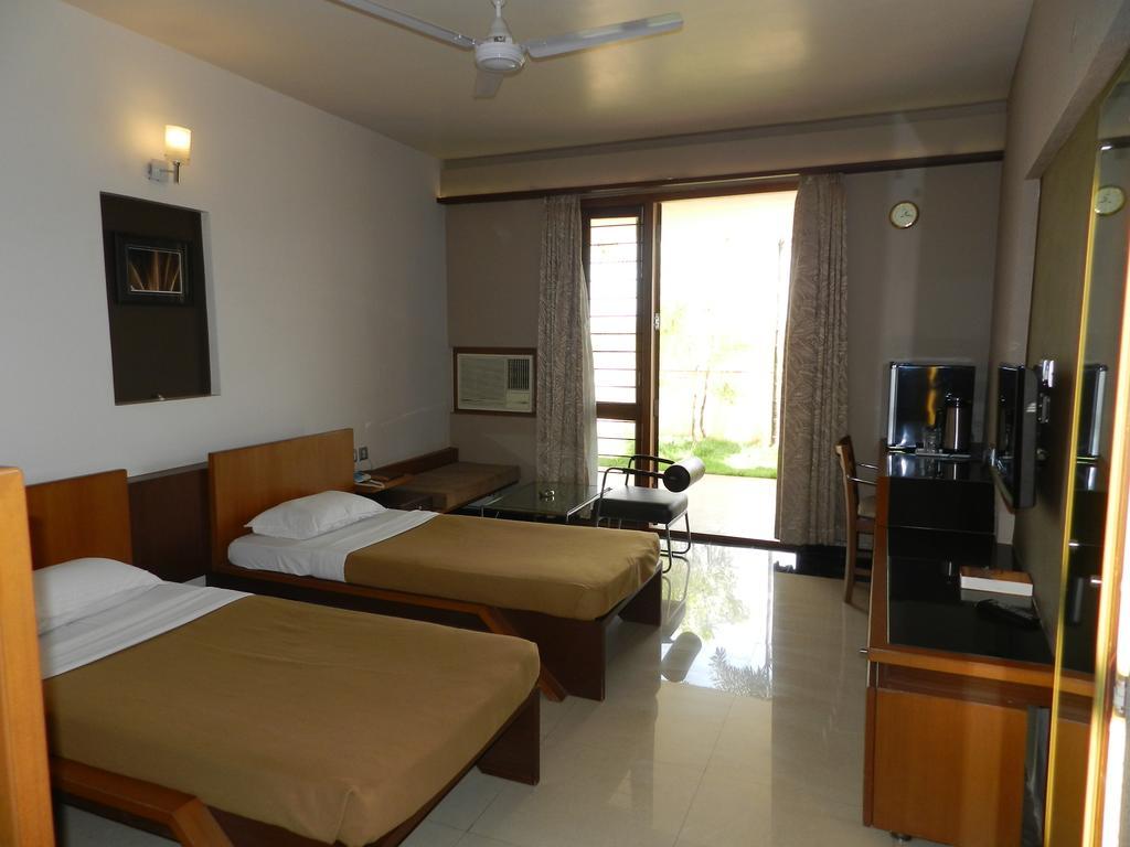 Hotel Rock Regency Toranagallu Екстериор снимка