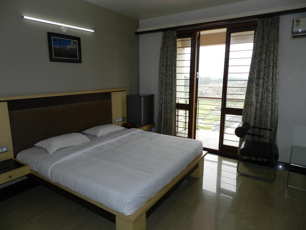 Hotel Rock Regency Toranagallu Екстериор снимка